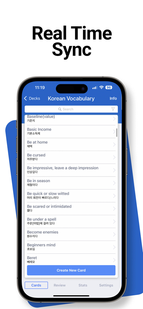 SmartCards plus 앱에서 한국어 어휘 목록을 보여주는 스마트폰 화면. 실시간 동기화 헤드라인 표시