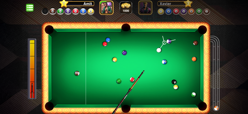 Pool Masters Pro - Multiplayer - Vista dall'alto di un tavolo da biliardo durante una partita multiplayer con una stecca che mira alla palla bianca