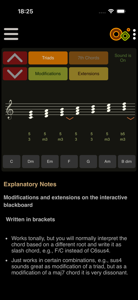 Oolimo Guitar Chords - Interfaccia dell'app Oolimo che visualizza triadi di accordi per chitarra su uno spartito musicale con note esplicative sulla teoria musicale ed estensioni degli accordi.
