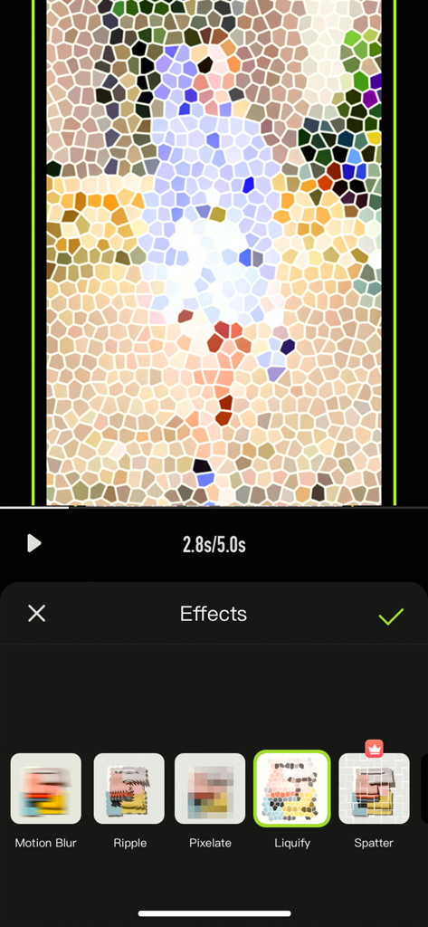 Una interfaz de editor de video móvil que muestra efectos especiales como licuar y pixelar para contenido creativo de redes sociales.