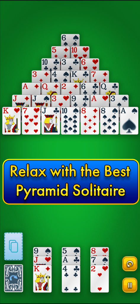 Una partita di Pyramid Solitaire Classic con una piramide di carte da gioco su uno sfondo verde.