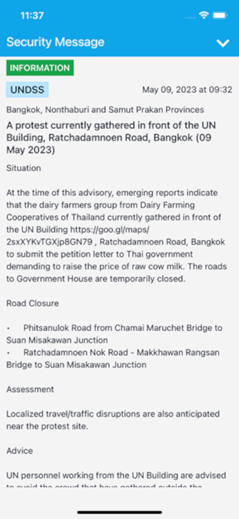 Un mensaje de seguridad dentro de la aplicación Electronic Travel Advisory proporcionando detalles sobre una protesta y cierres de carreteras en Bangkok.