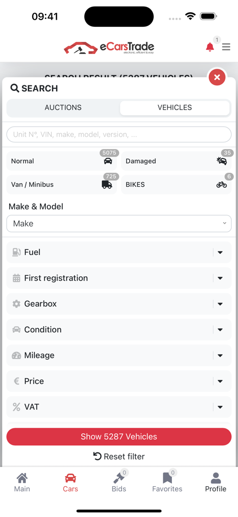 Tela de busca do aplicativo móvel eCarsTrade mostrando filtros detalhados para tipo de veículo, marca, modelo e condição