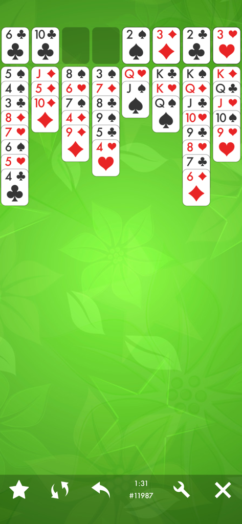FreeCell Solitaire Card Game. - Un juego de FreeCell Solitaire en progreso con diseños de cartas clásicos sobre un fondo floral verde.