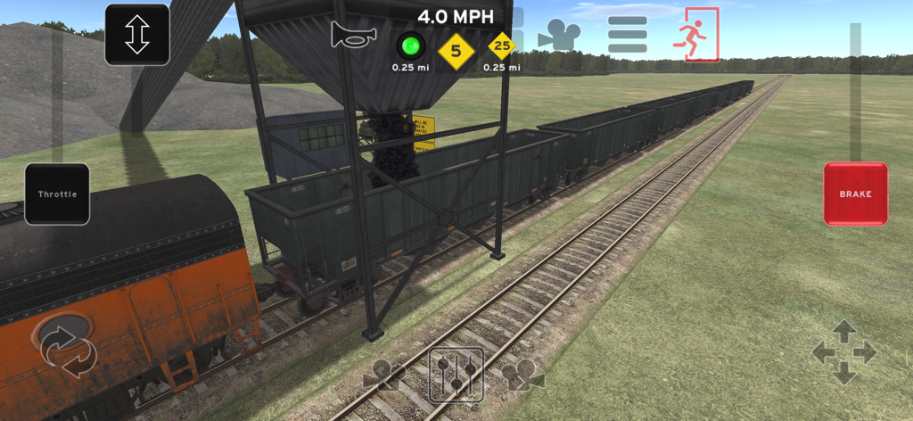 Train And Rail Yard Simulator - Güterzug wird in einer Bahnsimulation von einem Überkopf-Trichter beladen