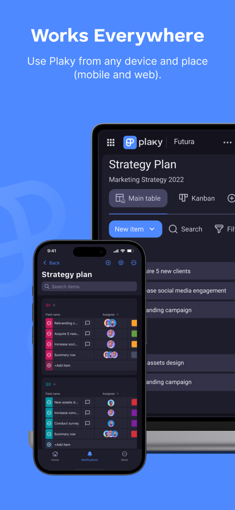 Interfaccia dell'app di gestione progetti Plaky visualizzata su uno schermo di smartphone e laptop.