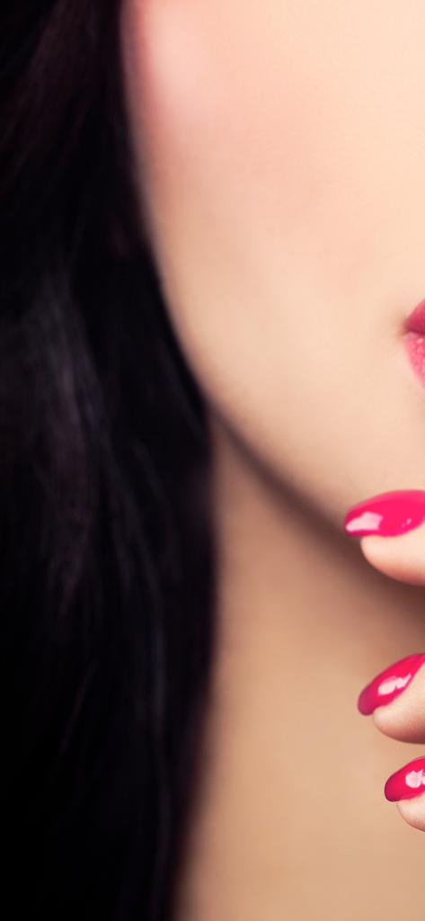 Dating & Chat – Badanga - Close up of a young woman with pink nails and pink lipstick