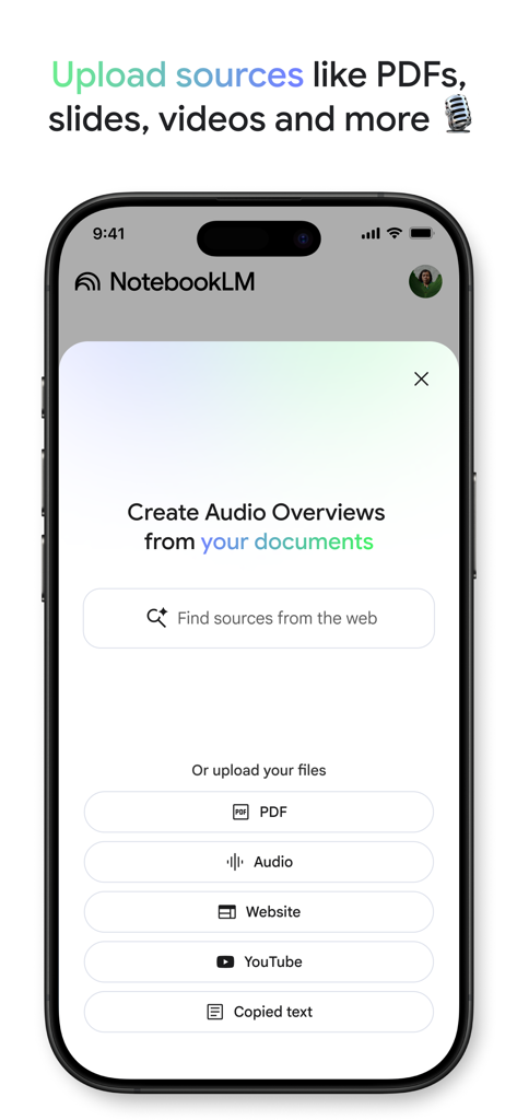 Interfaz móvil de Google NotebookLM que muestra la pantalla de carga de fuentes con opciones para PDFs, sitios web y videos de YouTube