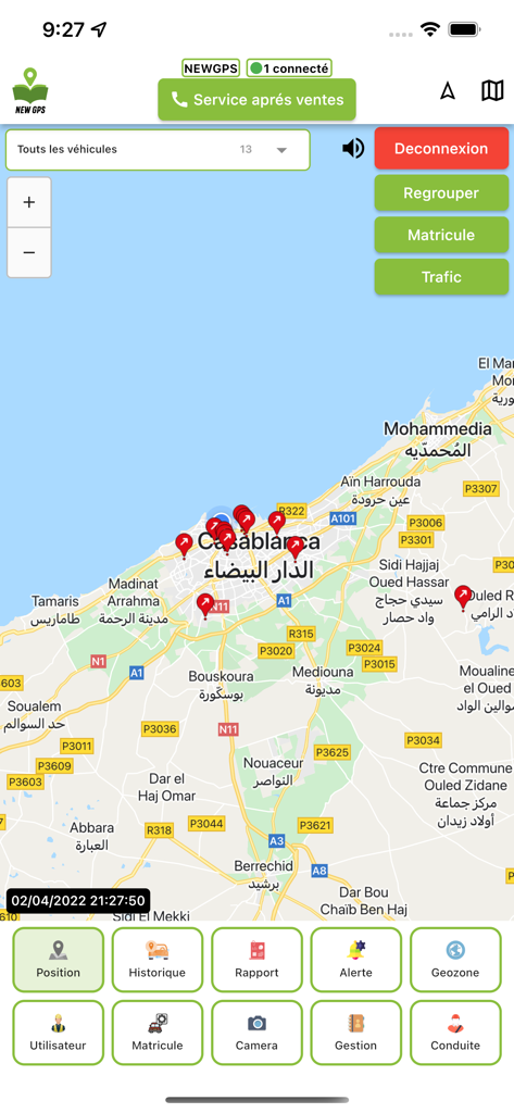 NEUES GPS-App-Oberfläche, die die Standorte von Fahrzeugen einer Flotte auf einer Karte von Casablanca, Marokko, mit Menüoptionen für Berichte und Warnmeldungen zeigt.