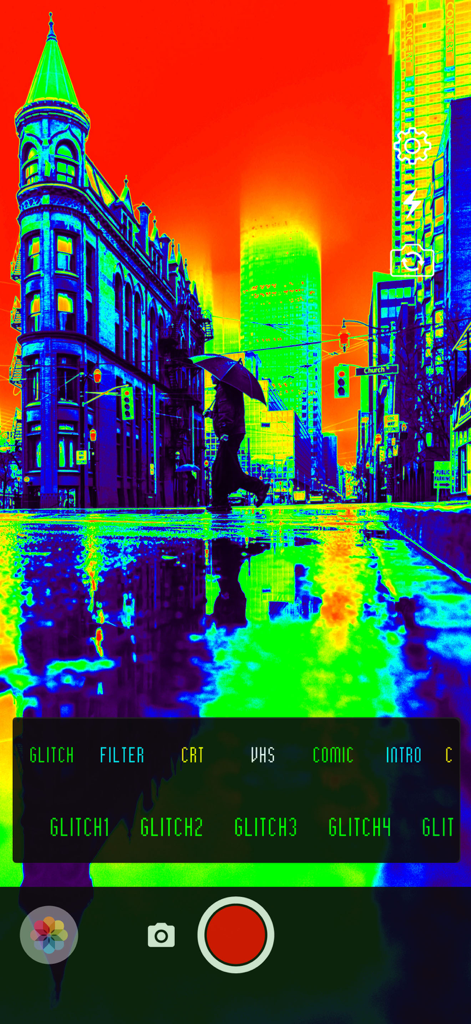 Glitchshop - Glitch Aesthetic - Une scène de rue pluvieuse avec un filtre thermique glitch vibrant appliqué dans l'interface de l'application Glitchshop