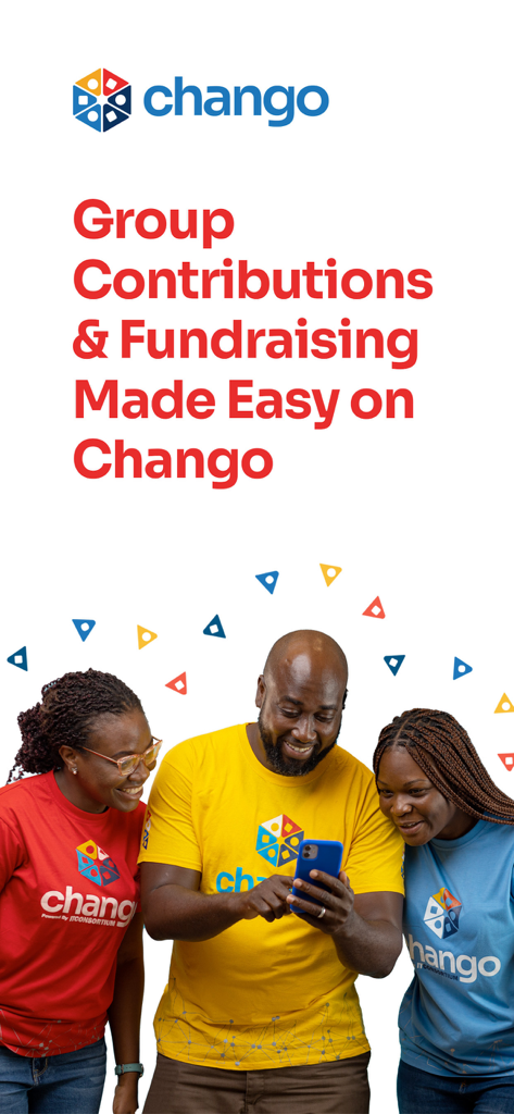 Chango - Groups & Crowdfunding - Trois personnes souriant en regardant un smartphone ensemble, illustrant les contributions de groupe et le financement participatif sur Chango