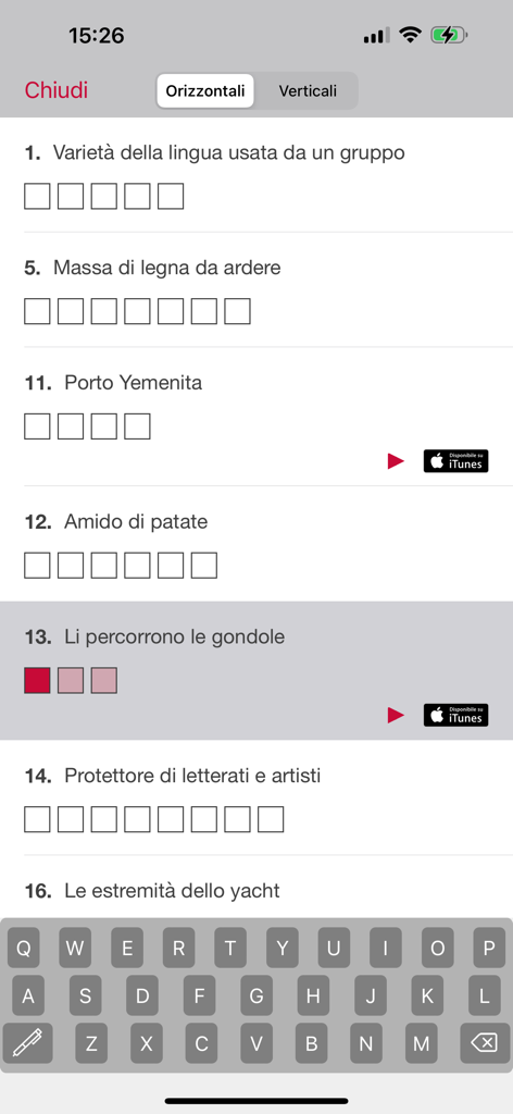 Interfaz de la aplicación Enigmistica Cruciverba que muestra definiciones de crucigramas italianos y un teclado móvil.
