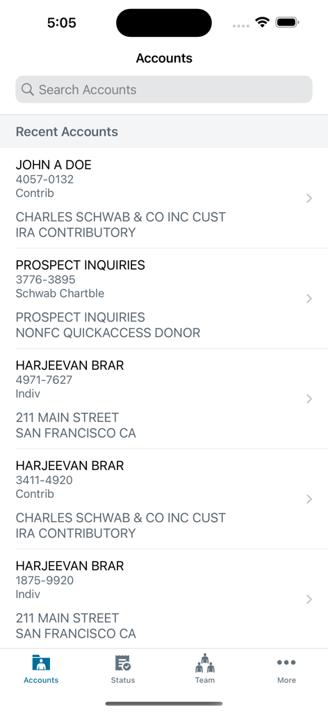 Schwab Advisor Center® Mobile - Pantalla de la aplicación Schwab Advisor Center Mobile que muestra una lista de cuentas de clientes recientes con una barra de búsqueda y un menú de navegación.