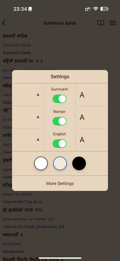 Sobreposição de configurações no aplicativo MySikhi mostrando opções para scripts Gurmukhi, Romanizado e Inglês com controles de tamanho de fonte e tema.