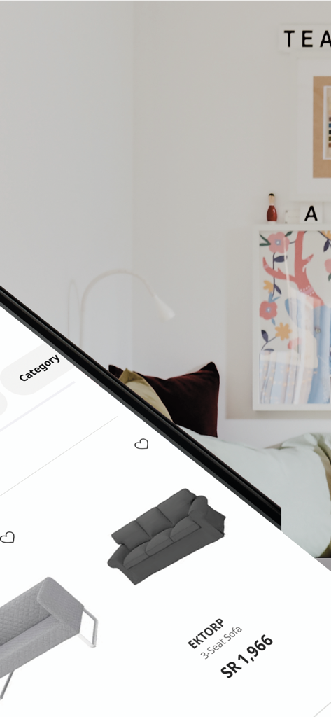 Smartphone-Bildschirm mit der IKEA Saudi-Arabien App mit EKTORP-Sofa und Preis.