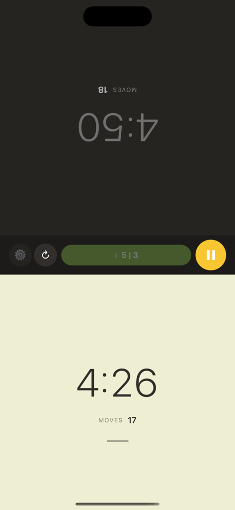 Chess Clock - Game Timer - Interfaccia di app di cronometro di scacchi a schermo diviso che mostra doppi timer e conteggi delle mosse con un lato invertito per l'avversario.