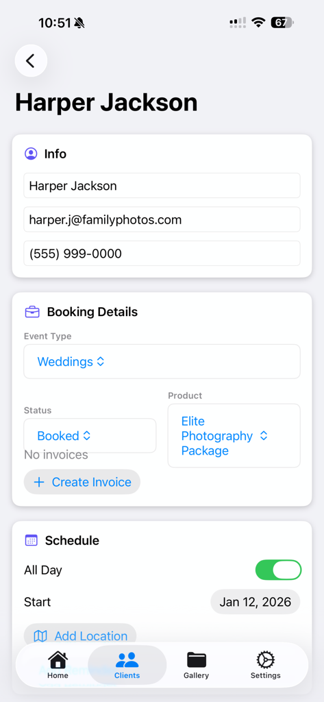 Studio CRM - Uma página de perfil de cliente no aplicativo Studio CRM mostrando informações de contato e detalhes de reserva de casamento para um projeto de fotografia.