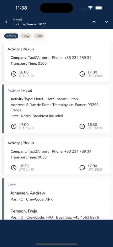 Pantalla de la aplicación móvil que muestra detalles de la actividad de la tripulación de vuelo, incluyendo estancia en hotel e información de recogida en el aeropuerto