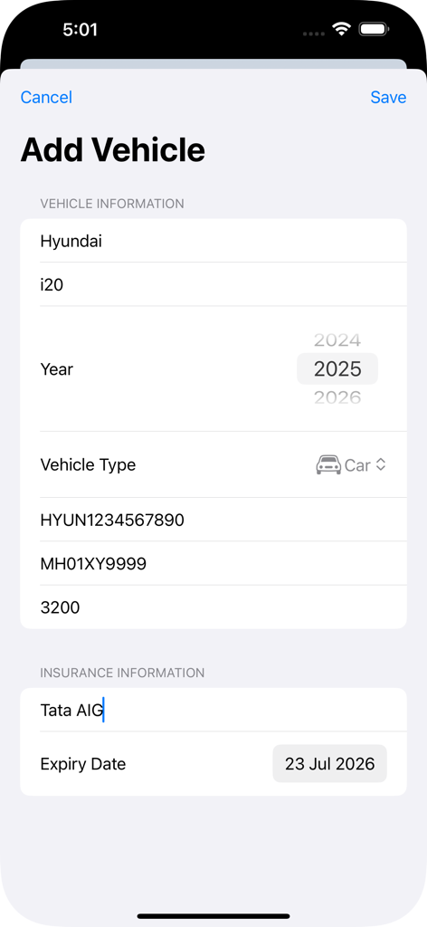 MyCarLog: Vehicle Tracker - Formulário para adicionar detalhes de um novo veículo, incluindo modelo, ano e seguro na interface do aplicativo MyCarLog.