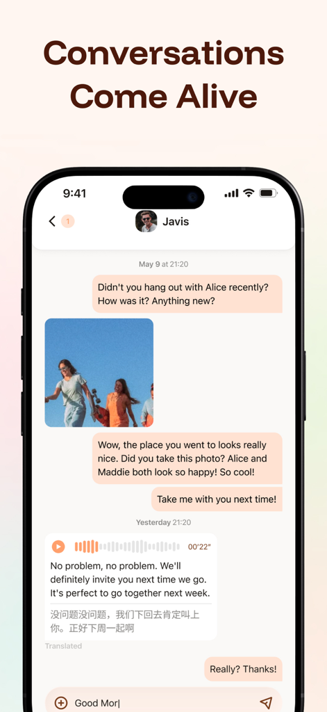 Intent: Closer Across Language - Una pantalla de teléfono inteligente que muestra una conversación de chat en la aplicación Intent con mensajes de voz y texto traducidos.