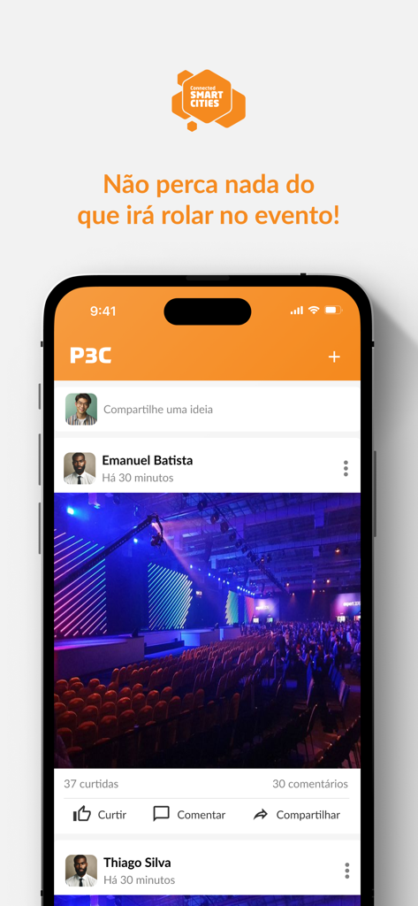 Flux social sur l'application d'événement Connected Smart Cities montrant les publications des participants et des photos de la conférence.