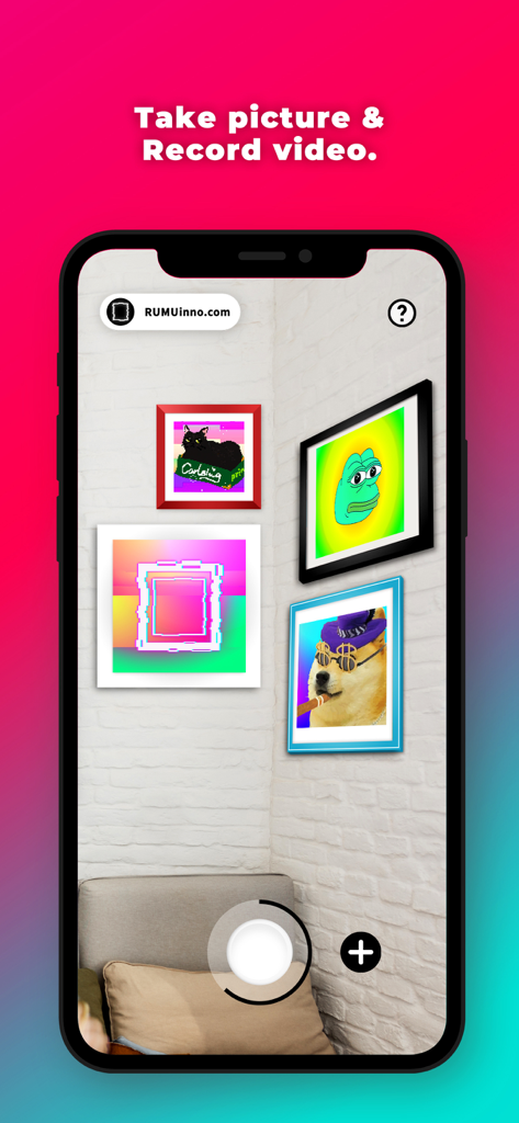 NFT-ARt - 拡張現実を使用して物理的な壁に表示されたNFTアートワークを示すスマートフォン