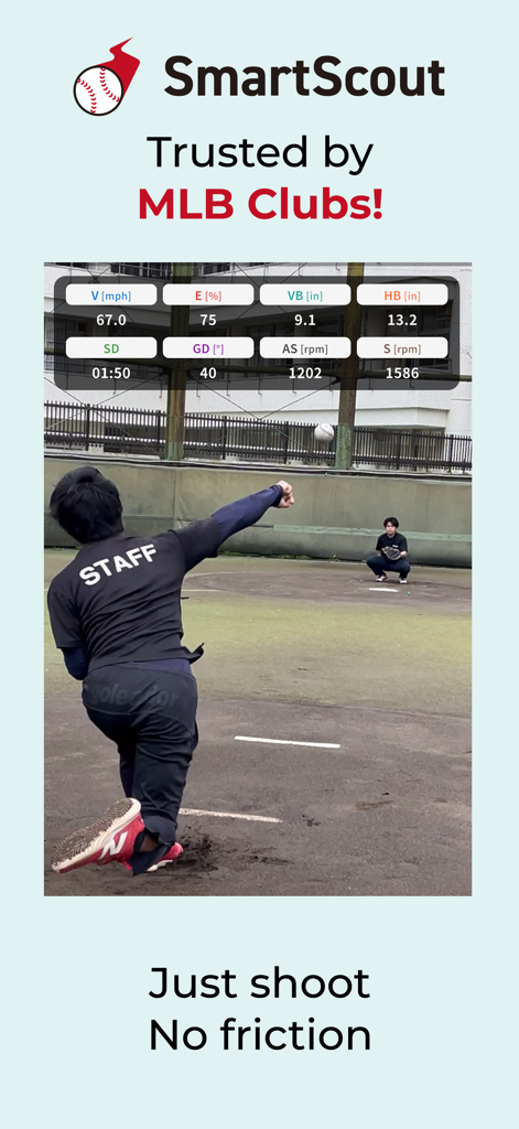 SmartScout Baseball - Lanciatore di baseball che lancia una palla con dati analitici in tempo reale visualizzati dall'app SmartScout
