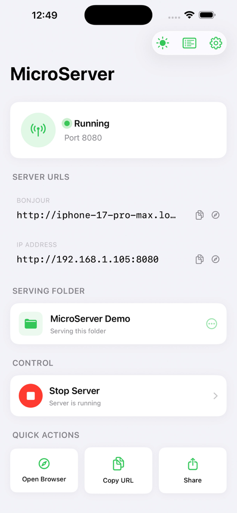 Interfaz de la aplicación MicroServer mostrando un servidor web local activo con URLs de conexión y estado de la carpeta