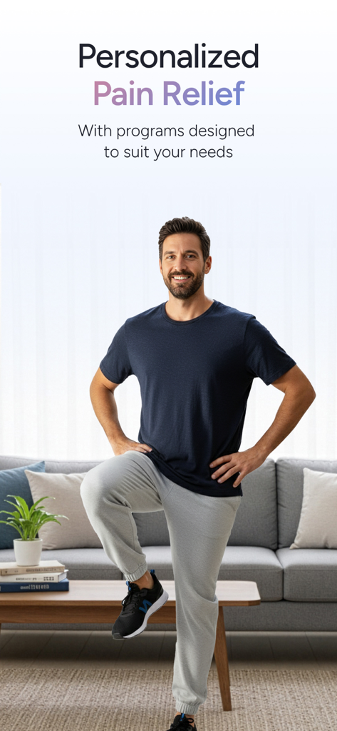 Sword Health: AI Care - Un hombre sonriente practicando ejercicios de equilibrio en casa para un programa personalizado de alivio del dolor.