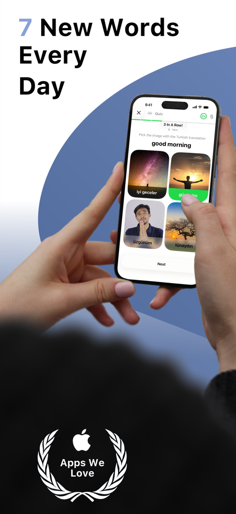 Una persona aprendiendo vocabulario turco con un cuestionario diario en la app móvil de LENGO.