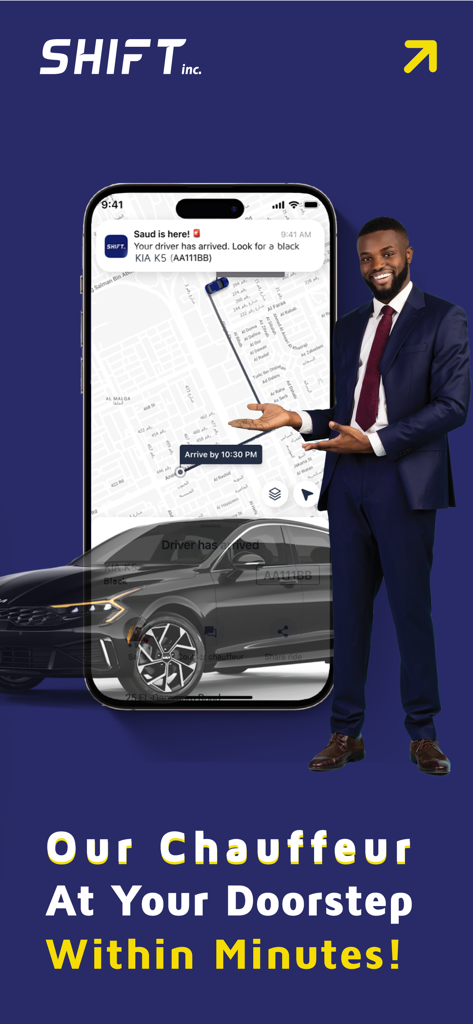 전문 기사가 SHIFT 앱 차량 추적 인터페이스가 표시된 스마트폰 옆에 서 있음