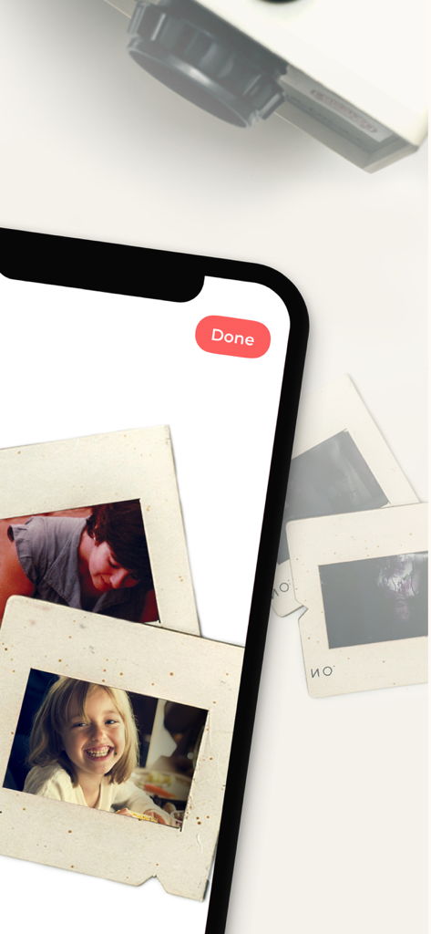 Un écran d'iPhone affichant des versions numériques numérisées de vieilles diapositives de famille à l'aide de l'application SlideScan.