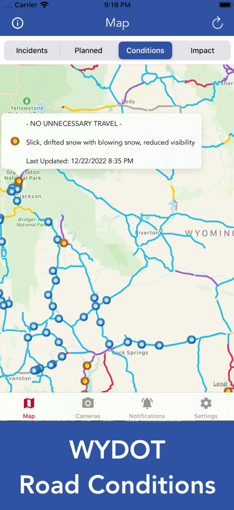 Aplicativo Wyoming Road Conditions exibindo um mapa com um aviso de viagem para neve escorregadia e visibilidade reduzida.