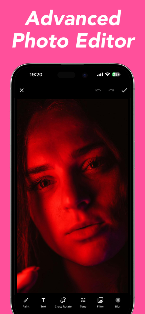 GlowCam - Glow Cam & Light Cam - Interface do editor de fotos avançado do aplicativo GlowCam, usada em um retrato dramático com iluminação vermelha.