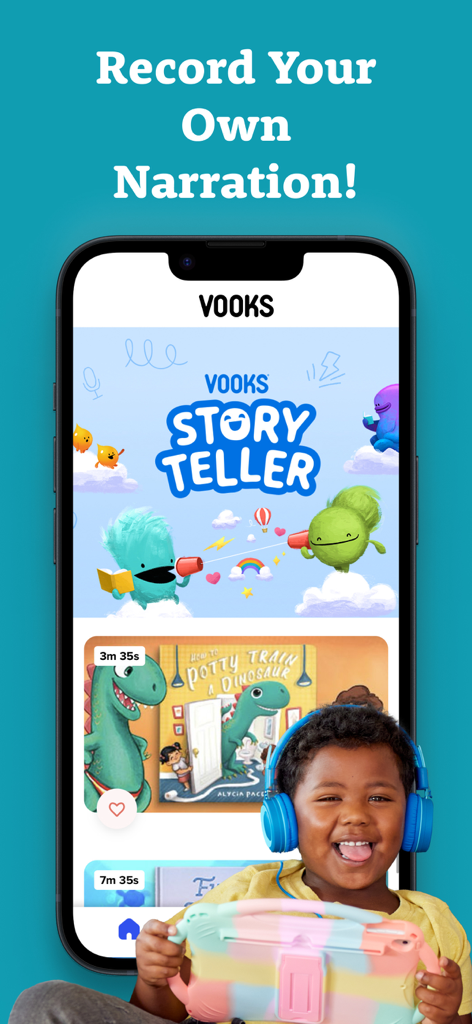 Uno smartphone che visualizza la funzione Narratore di Vooks che consente ai genitori di registrare le proprie narrazioni per i libri per bambini accanto a un bambino felice che indossa cuffie.