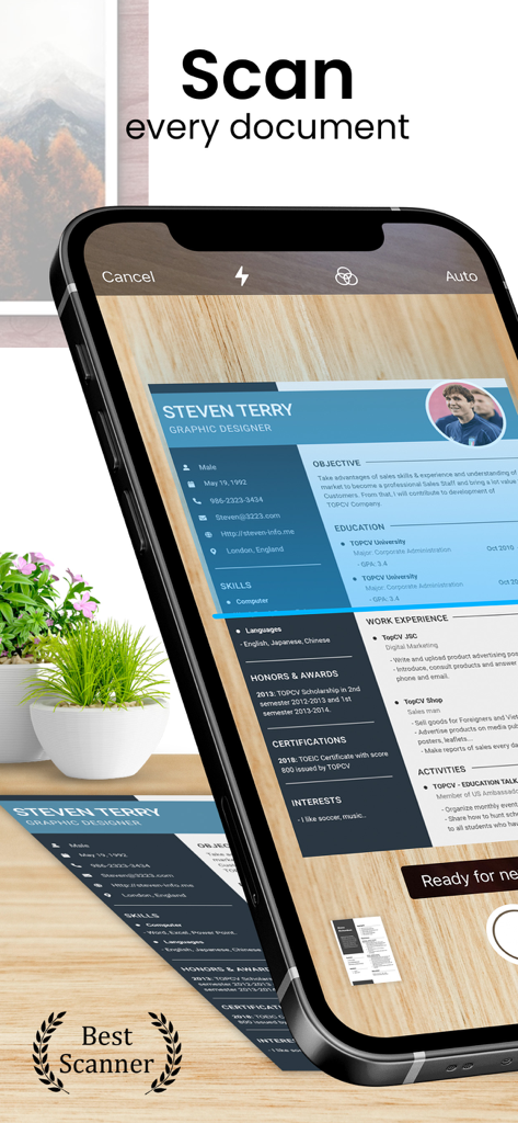 Scanner App Pro: Pdf Documents - Smartphone che utilizza Scanner App Pro per acquisire un curriculum professionale su una scrivania di legno