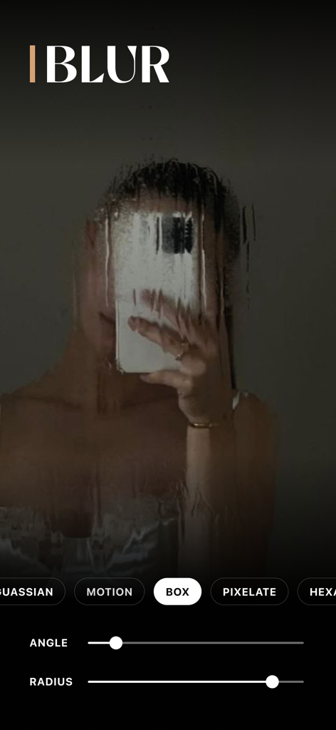 각도 및 반경 슬라이더가 있는 거울 셀카에 상자 흐림 효과가 적용된 Blurry Photo App의 사용자 인터페이스
