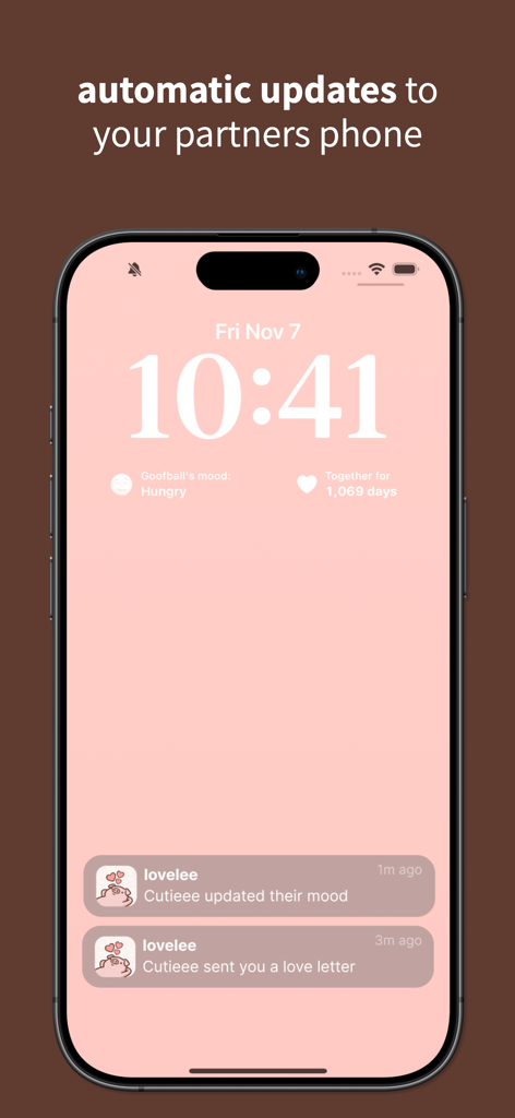 lovelee couples: love note app - Uma tela de bloqueio de iPhone exibindo notificações do aplicativo Lovelee e widgets de relacionamento para casais.