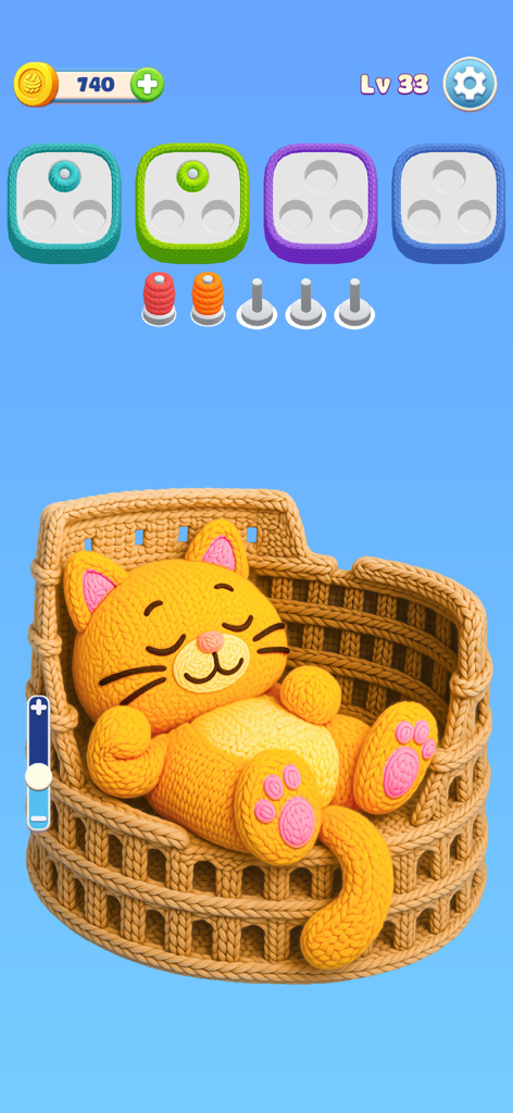 Wool Frenzy - Yarn Match 3D - Un gatto arancione lavorato a maglia in 3D che riposa in una cesta lavorata a maglia durante un livello puzzle nel gioco mobile Wool Frenzy.