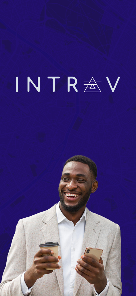 Intrav - Professionista sorridente che usa l'app Intrav su uno smartphone
