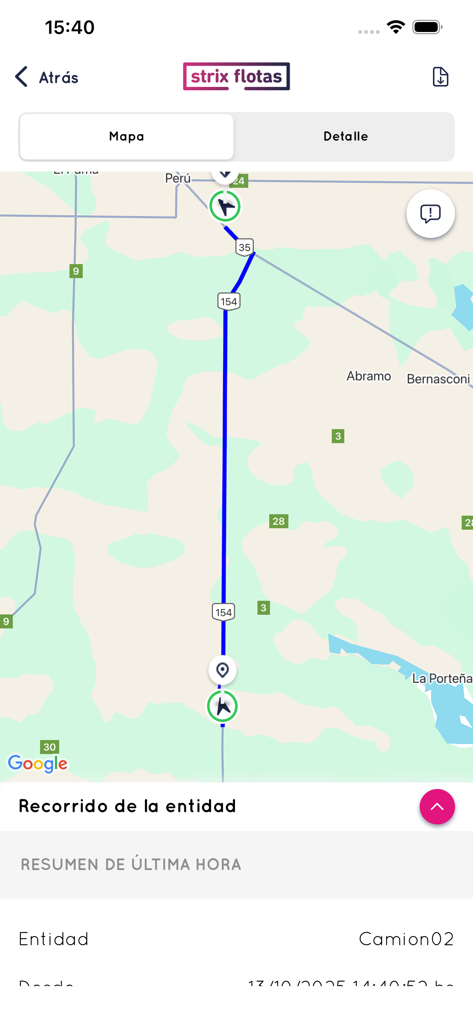 Interfaz móvil de la aplicación Strix Flotas mostrando la ruta de un vehículo en un mapa con un resumen de la última hora.