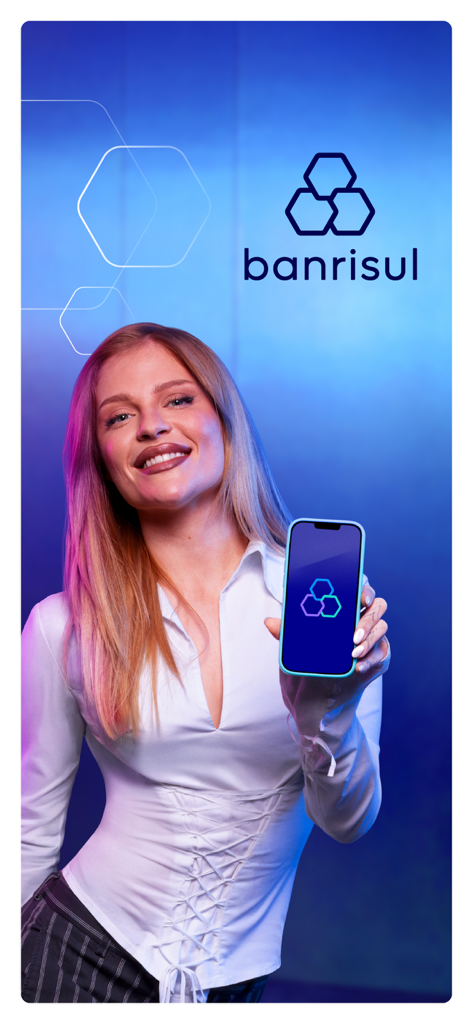 Donna sorridente con uno smartphone con il logo dell'app bancaria Banrisul