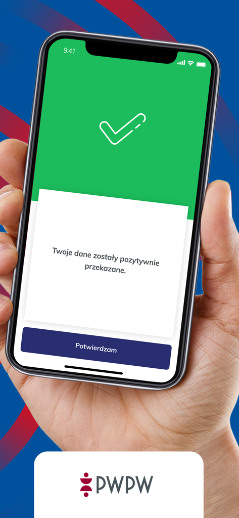 Una persona che tiene in mano uno smartphone che mostra una schermata di invio dati riuscito con un segno di spunta verde nell'eDO App