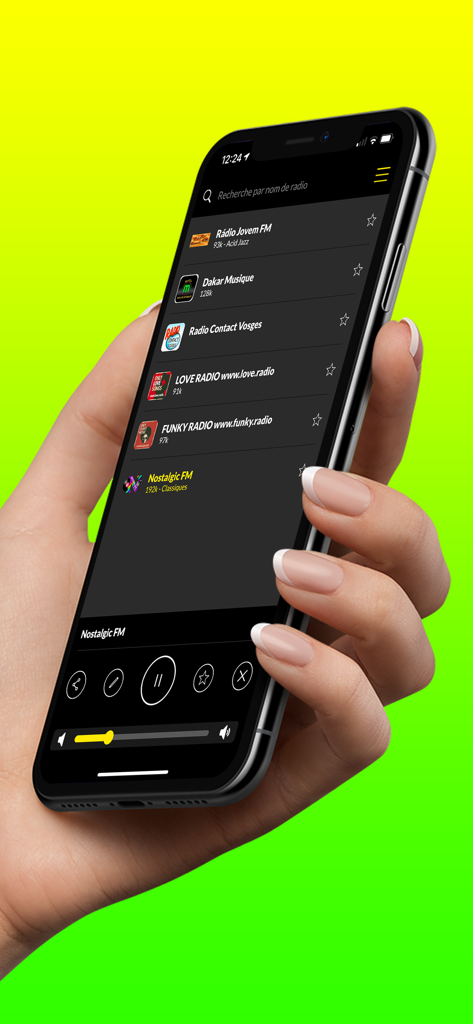 Radios FM - Una mano sosteniendo un smartphone que muestra la aplicación Radios FM con una lista de estaciones de radio globales.
