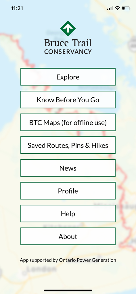 Bruce Trail App - El menú principal de la aplicación Bruce Trail que muestra opciones para Explorar, Mapas BTC, Rutas guardadas y Noticias sobre un fondo de mapa de senderos.