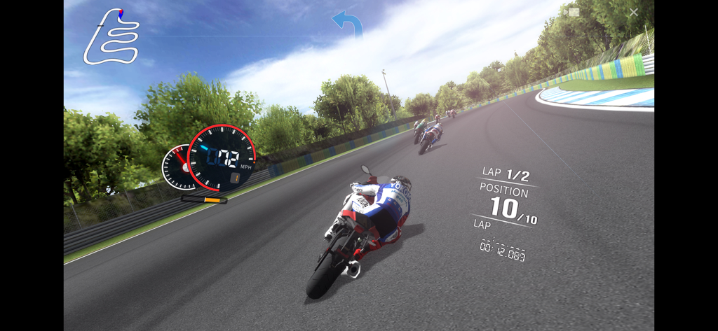 Gameplay-Ansicht in der dritten Person eines Motorradrennens auf einer Profi-Rennstrecke mit Tachometer und Streckenkarte