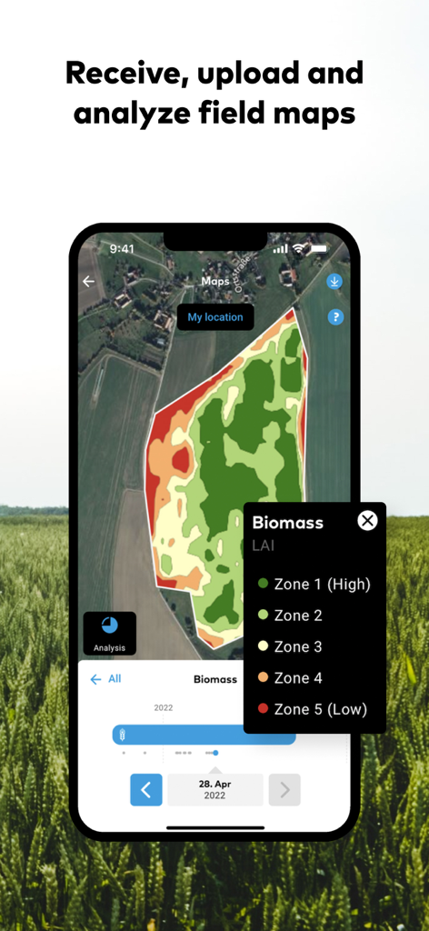 Smartphone zeigt farbkodierte Biomasse-Feldkartenanalyse für Präzisionslandwirtschaft an