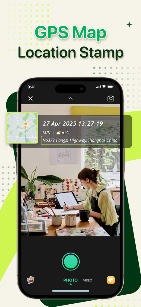 Timestamp Camera -AI Timestamp - Écran de smartphone montrant l'application Timestamp Camera avec une carte GPS et une superposition de tampon de localisation sur une photo