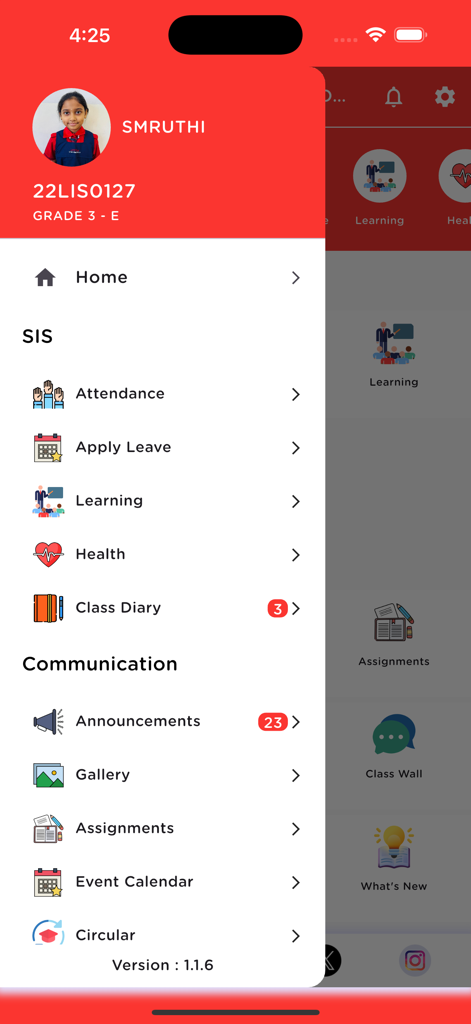 Loyola International School - Menú de navegación lateral de la aplicación Loyola International School que muestra el perfil del estudiante y las categorías de asistencia, tareas y comunicación escolar.