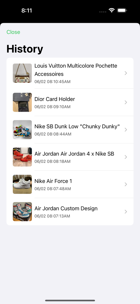 Schermata cronologia dell'app Legit Check che mostra un elenco di articoli di lusso e sneakers autenticati